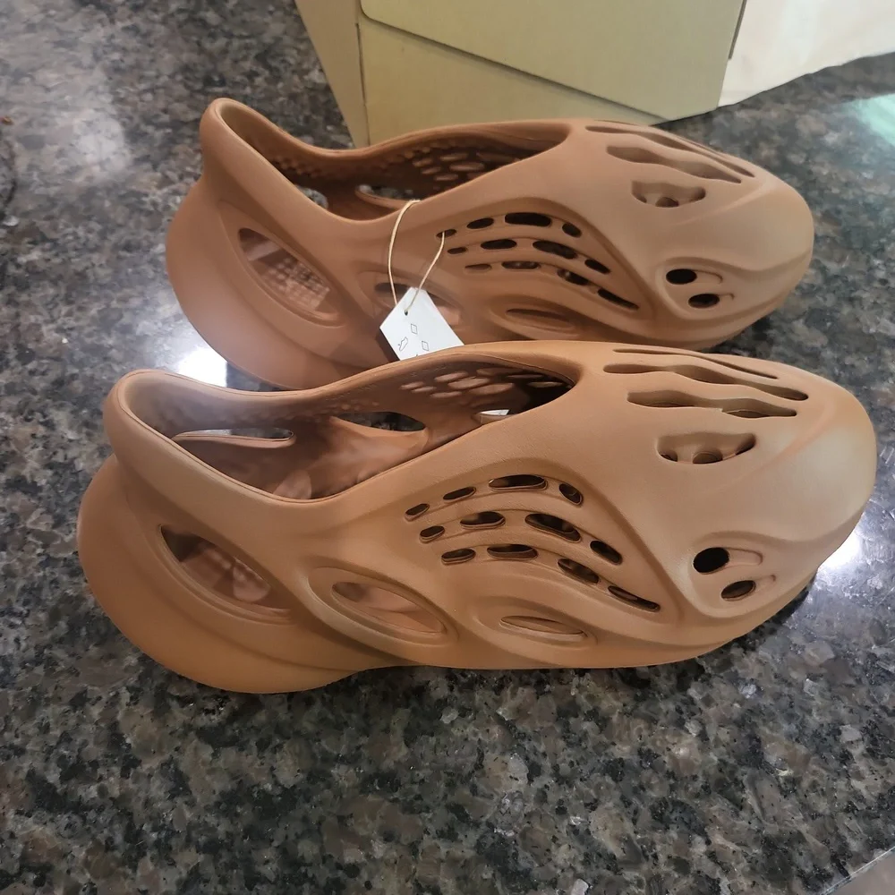 Yeezy Foam RNR - Picture 1 of 9
